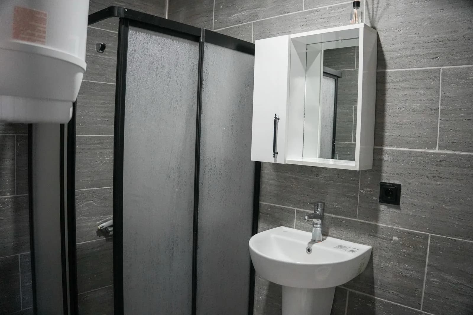 AY OTEL 1+1 oda banyosu