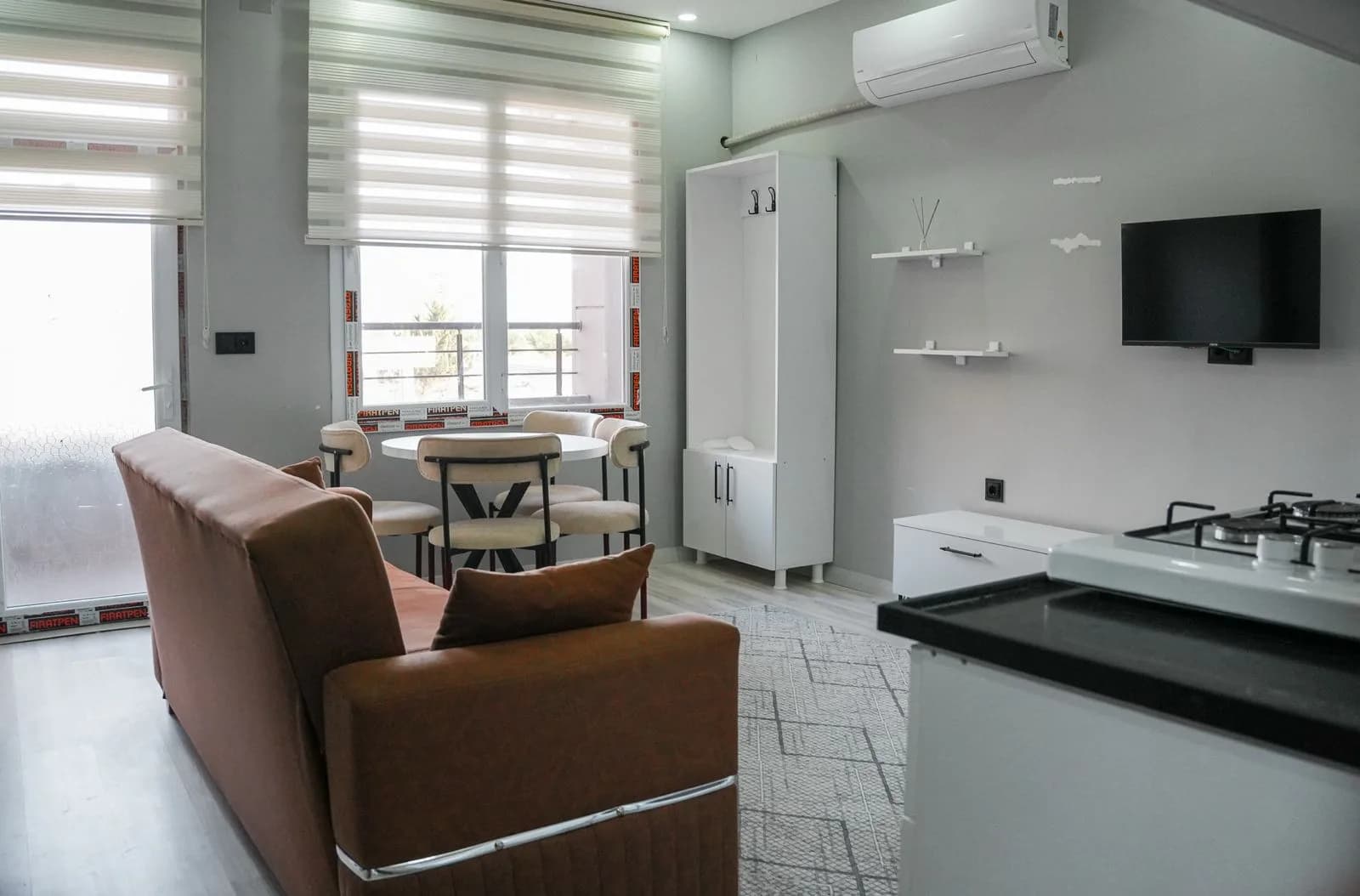 AY OTEL 1+1 oda oturma ve yemek alanı