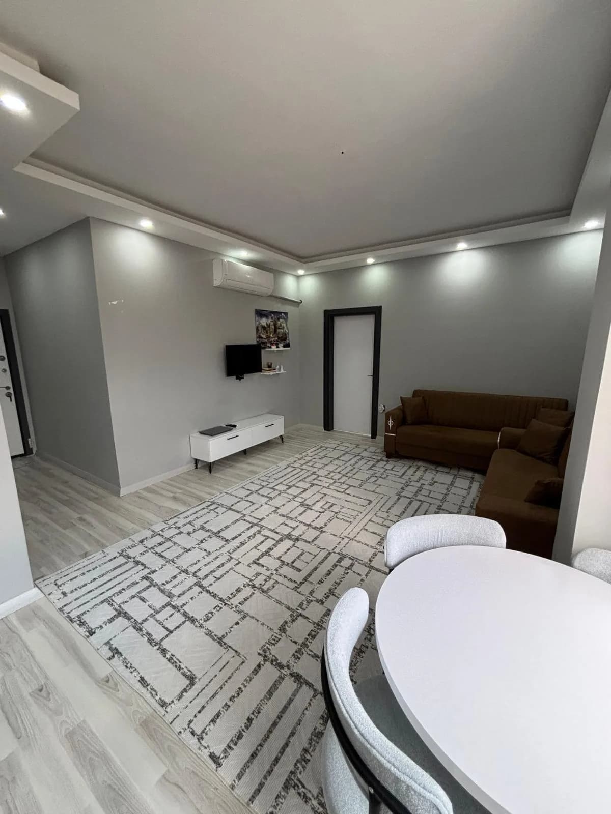AY OTEL 1+1 oda oturma ve yemek alanı (koltuk ve masa)