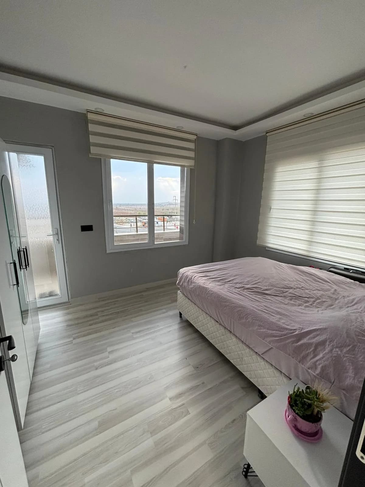 AY OTEL 1+1 oda yatak odası (pencere ve balkon)