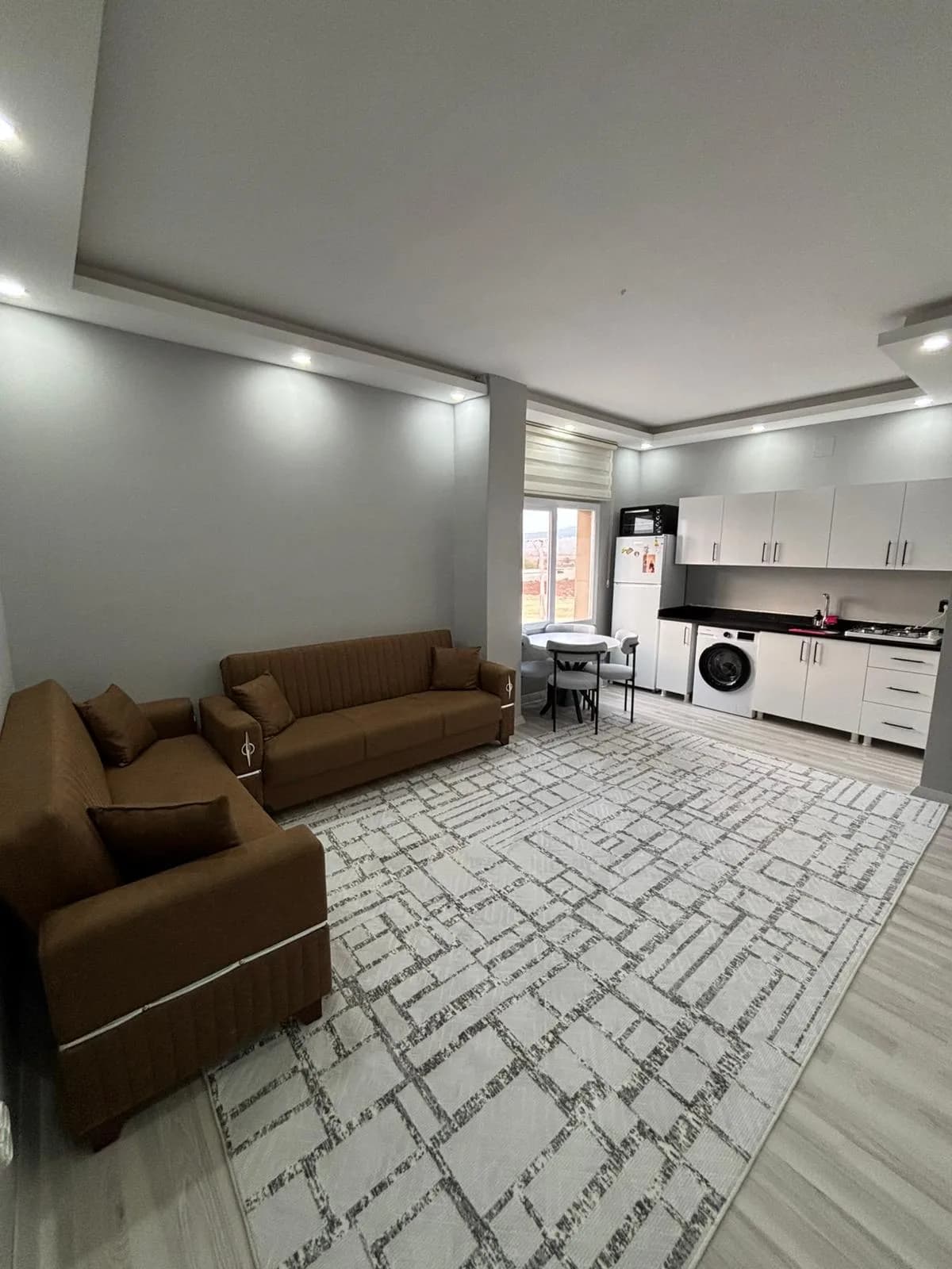 AY OTEL 1+1 oda oturma alanı ve mutfağı (buzdolabı ve çamaşır makinesi)