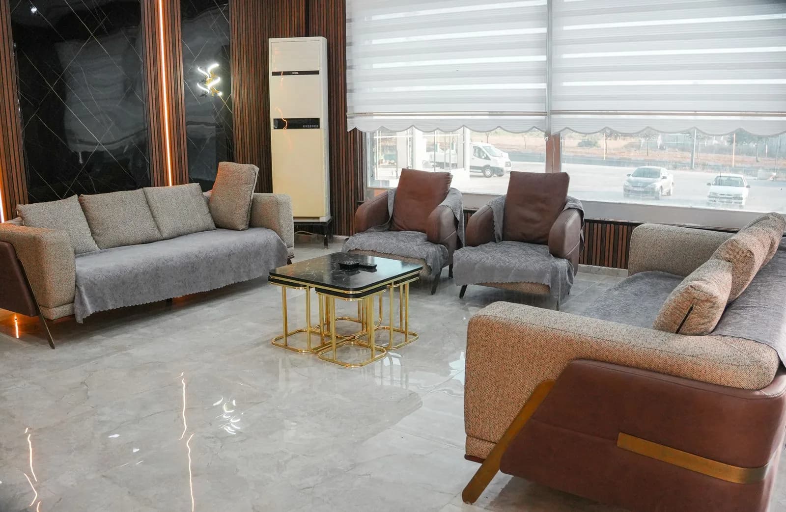 AY OTEL lobi oturma alanı